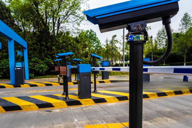 Решения для подключения IoT в сфере умных парковок: оптимизация управления дорожным движением с помощью промышленных 4G маршрутизаторов