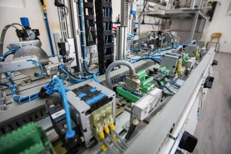 Why an Industrial RS232/RS485 Hub Is Still the Safest Choice for Legacy Automation Systems